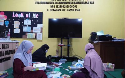 Buku Baru Mengalir, Literasi Semakin Menggair! Kepala SDI Al Munawwarah Hadirkan Koleksi Terbaru di Perpustakaan Sipedal Sakera untuk Menguatkan Budaya Literasi Siswa dan Guru